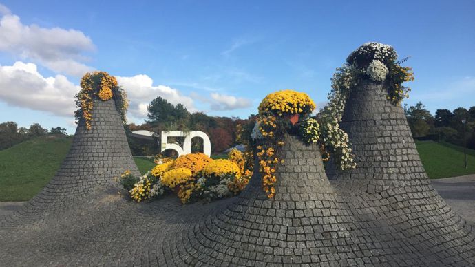 Sculpture Jacques Sgard, fleuries à l’occasion des 50 ans du parc floral. © Léna Hespel